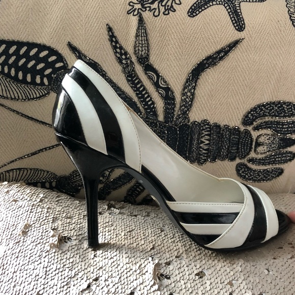 le chateau 🖤 Black and White heels - Picture 4 of 4